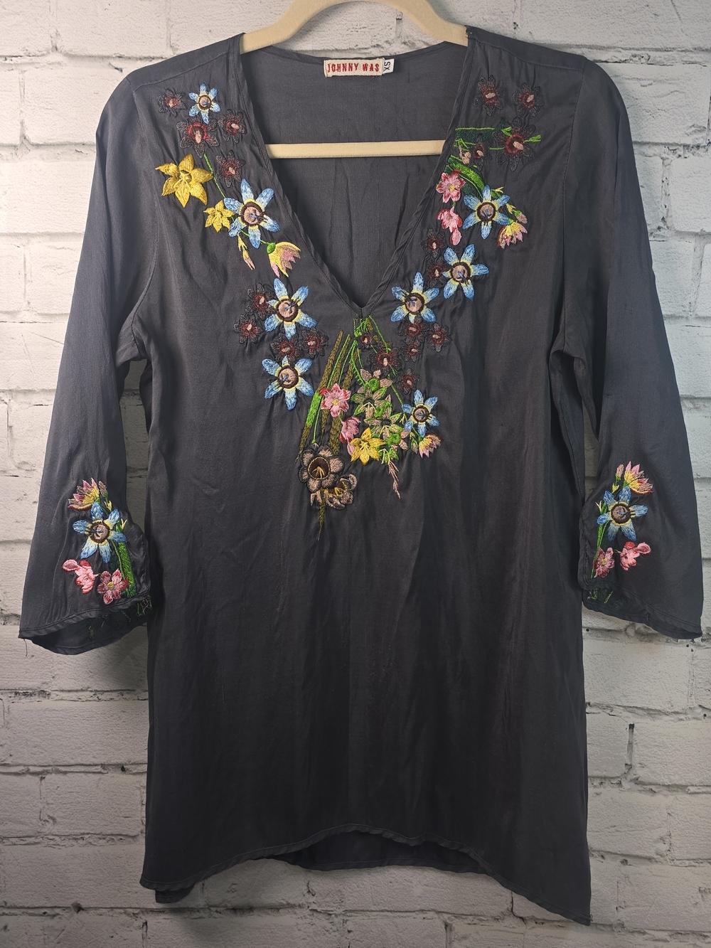 JOHNNY WAS SILK EMBROIDERED VNECK TUNIC CHARCOL GRAY BRIGHT FLORAL WOMENS XS